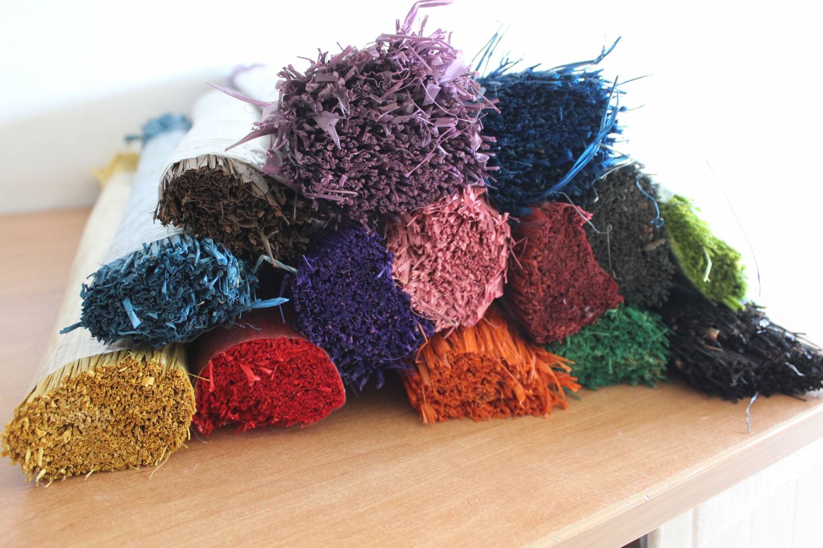 Manchons de raphia naturel coloré